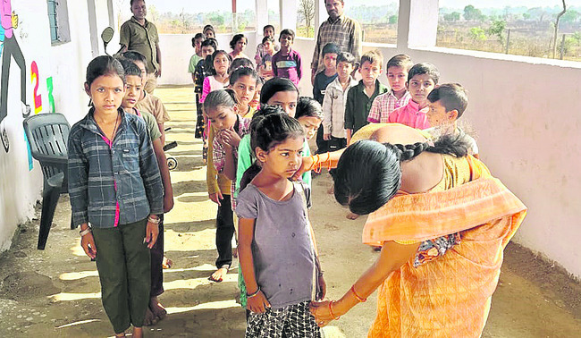 ● నెక్కర్ వస్త్రం వచ్చింది.. షర్ట్ బట్ట రాకపాయే ● ఏటా1