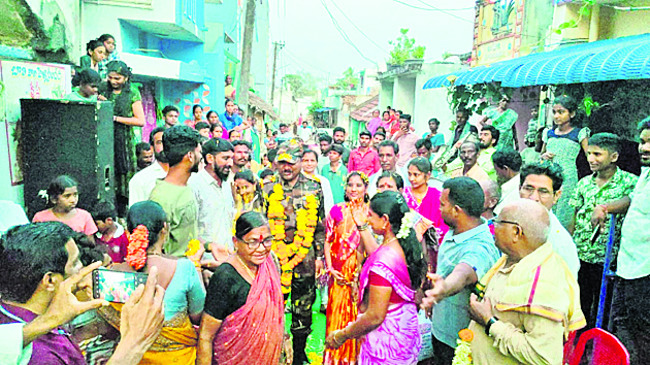 మెకానిక్ కుమారుడికి రెండు ఉద్యోగాలు 1