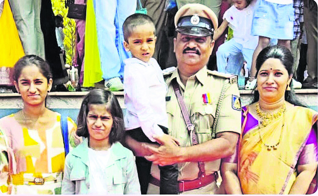 బళ్లారి సీఐకు సీఎం గోల్డ్ మెడల్1