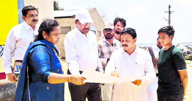 నవలంక దీవి సందర్శించిన జిల్లా అధికారులు 1