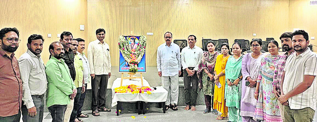 గ్రూప్–1 ర్యాంకర్కు కలెక్టర్ అభినందన
2
