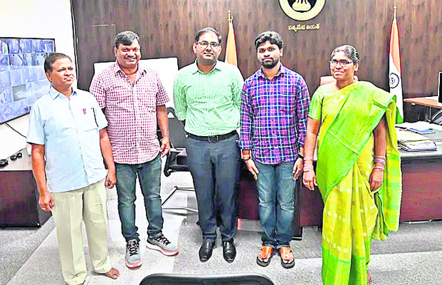 గ్రూప్–1 ర్యాంకర్కు కలెక్టర్ అభినందన
1