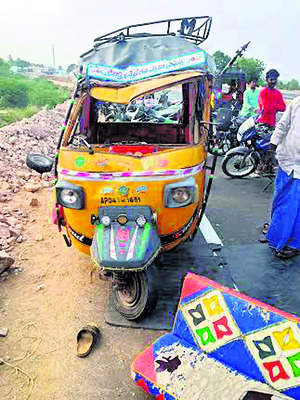 రోడ్డు ప్రమాదంలో ముగ్గురికి గాయాలు1