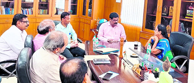 లక్ష్మమ్మ అవ్వకు బంగారు కిరీటం
1