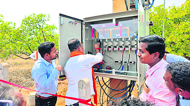 గ్రామానికి తొలిసారి విద్యుత్ వెలుగులు 1