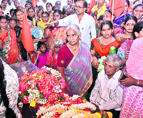 రేణుకకు అశ్రునయనాలతో వీడ్కోలు2