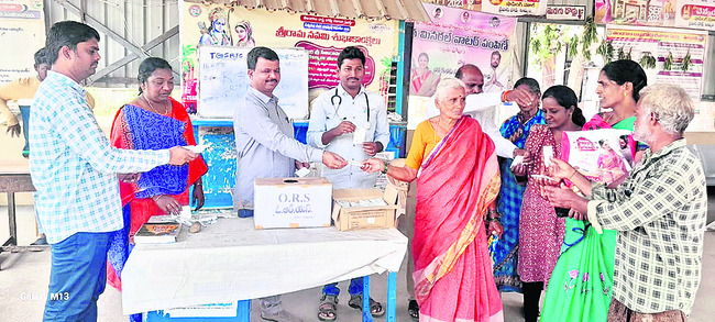 ప్రయాణికులు, సిబ్బందికి ఓఆర్ఎస్ ప్యాకెట్లు1