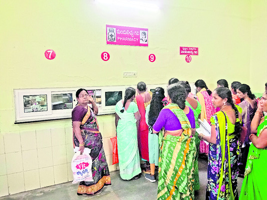 ఆస్పత్రిలో పాలన అస్తవ్యస్తం1