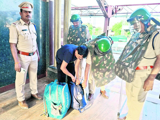 ఖమ్మం రైల్వేస్టేషన్లో విస్తృత తనిఖీలు
1