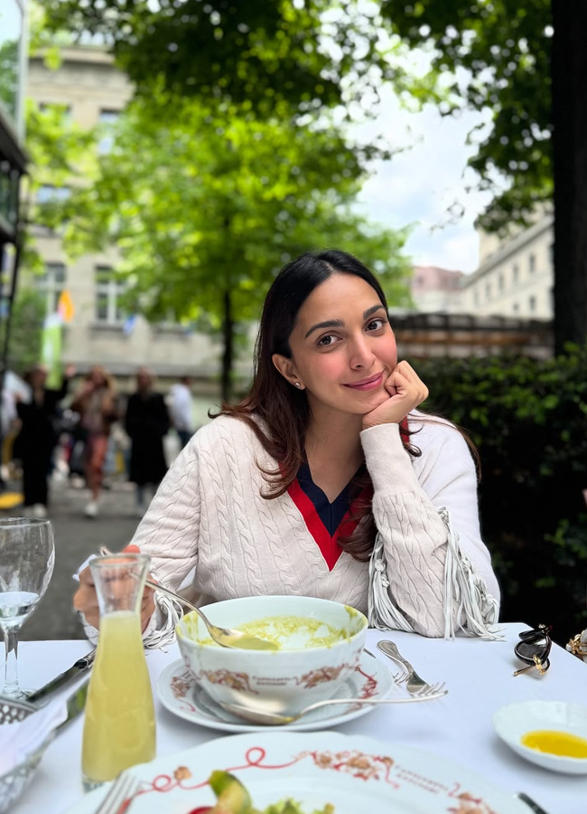 mom to be kiara advani pregnancy glow in new holiday pictures with sidharth malhotra2