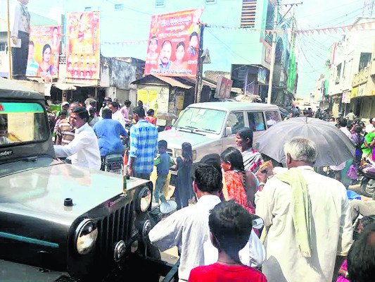ట్రాఫిక్ తంటాలు.. 1