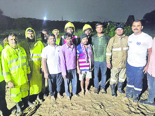మూసీ నదిలో చిక్కుకున్న ఇద్దరు వ్యక్తులు 1