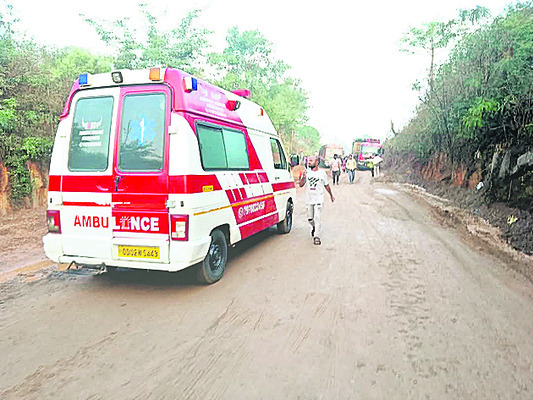 భారీ వర్షంతో రాకపోకలు బంద్ 1