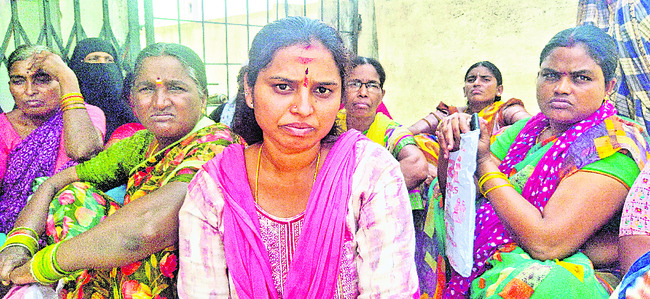 డబ్బులు తీసుకోం.. బంగారమే ఇవ్వాలి1