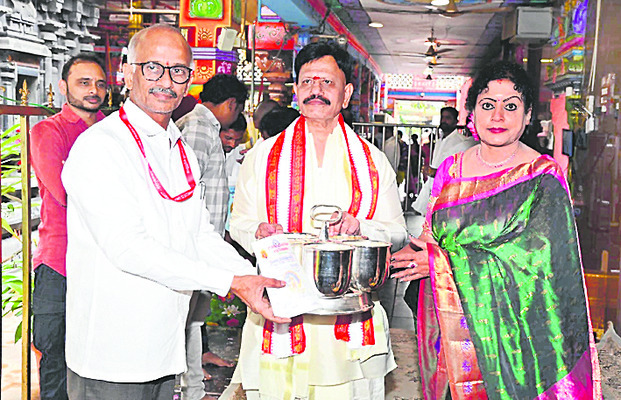 దుర్గమ్మకు వెండి పంచ పాత్ర బహూకరణ 2