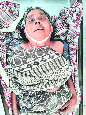 కూలీల ఆటో బోల్తా.. ఒకరు మృతి 3