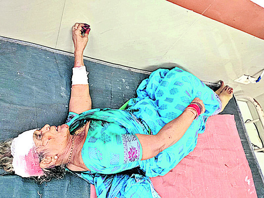 పంట పొలాల్లో బస్సు బోల్తా 1