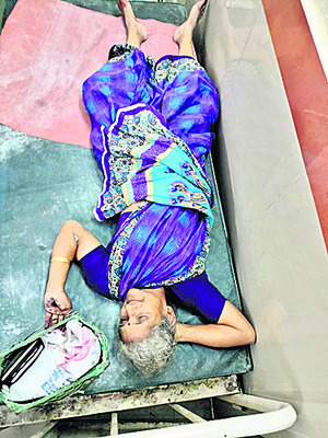 పంట పొలాల్లో బస్సు బోల్తా 2