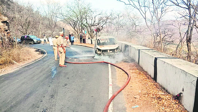 శ్రీశైలం ఘాట్‌లో త్రుటిలో తప్పిన ప్రమాదం 1