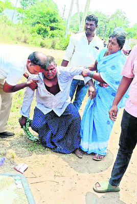 ప్రైవేటు బస్సు–లారీ ఢీ 1