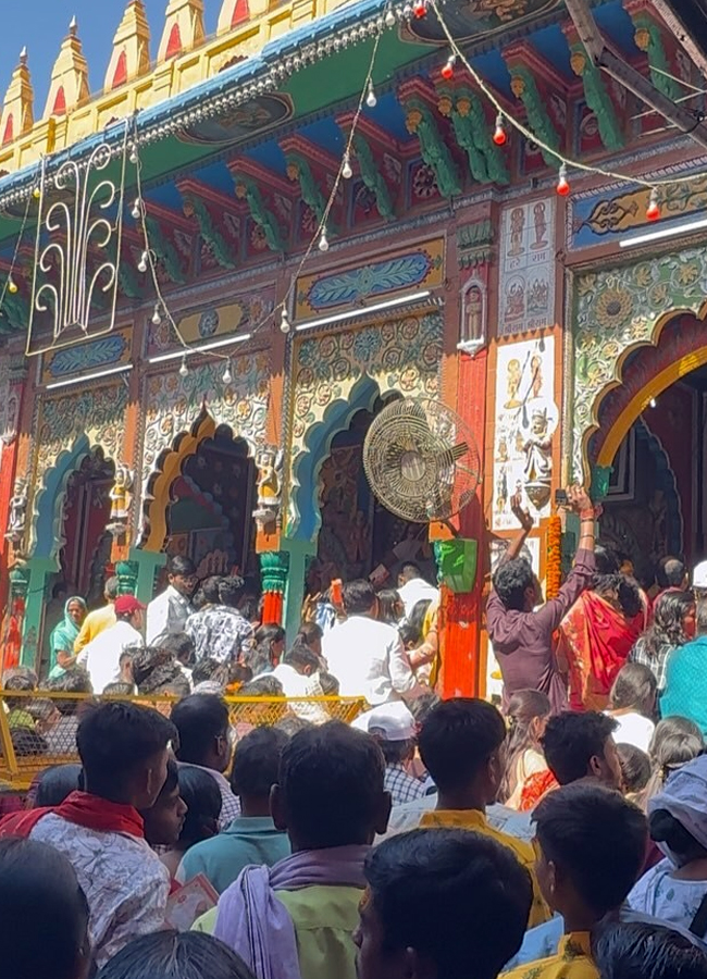 Lasya visited the shrine of Rama in Ayodhya on the festival day15