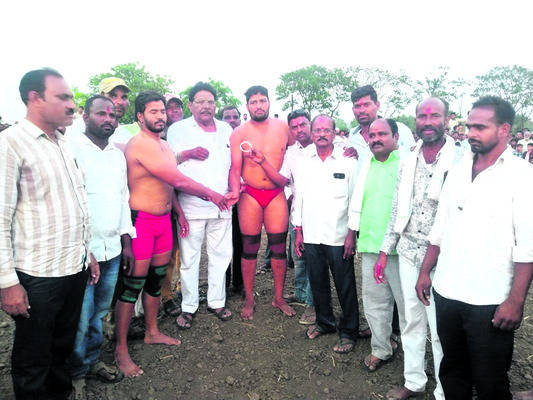 రసవత్తరంగా కుస్తీ పోటీలు1