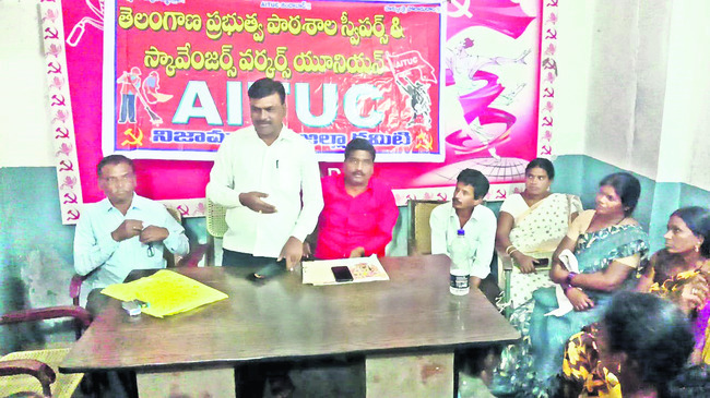స్వీపర్లు, స్కావెంజర్లను కార్మికులుగా గుర్తించాలి
2