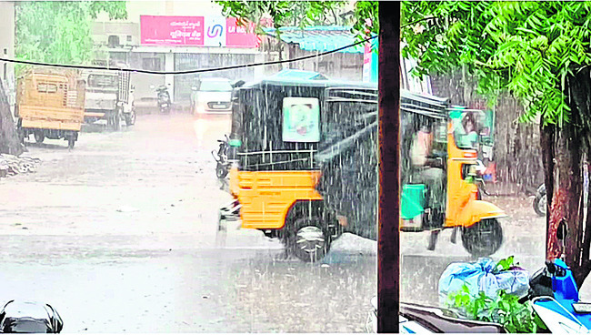ఈదురుగాలులు... భారీ వర్షం1