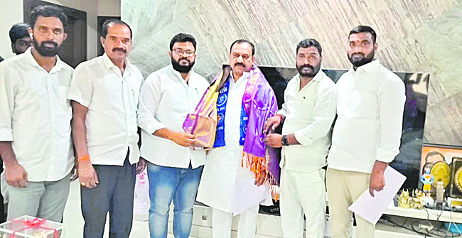 పీసీసీ చీఫ్‌ను కలిసిన సూర్యవర్మ
1