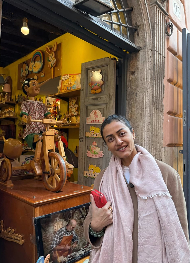 Namrata Shirodkar Rome Tour Along With Family4