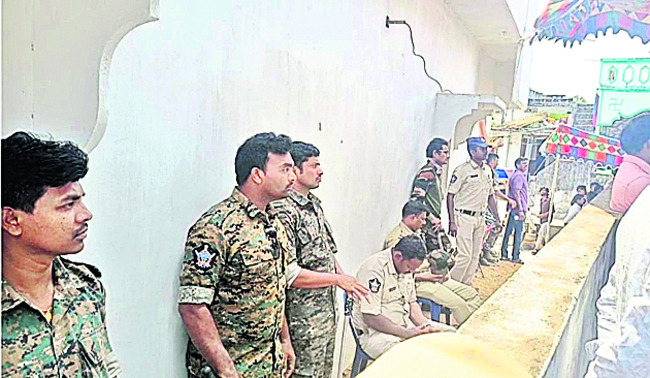 పోలీసుల సాక్షిగా రాములోరి కల్యాణం 1