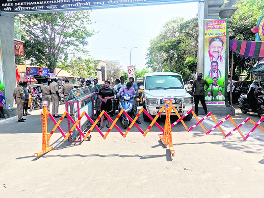 మళ్లీ ట్రాఫిక్ పాట్లు1
