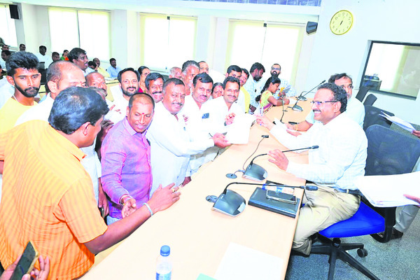 దరఖాస్తులకు సత్వర పరిష్కారం1