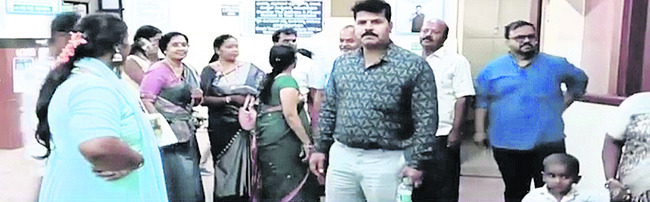 రంగస్థలంలో తేనెటీగల దాడి 1