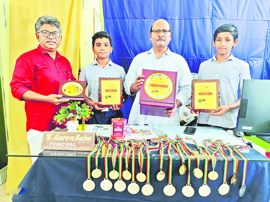 గురుకుల విద్యార్థులకు జాతీయ స్థాయి అవార్డులు 1