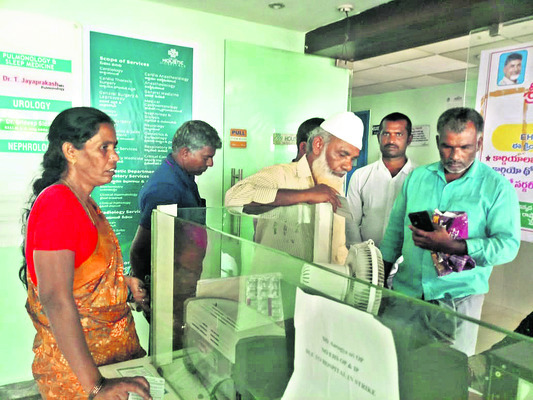 కూటమి ప్రభుత్వం మానవత్వం మరిచింది. పేదల ఉచిత వైద్య సేవన1