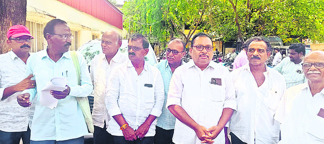 వినండి సారూ.. వెతలు తీర్చాలి మీరు 1
