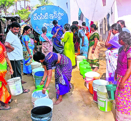 ఖాళీ బిందెలతో రోడ్డెక్కిన మహిళలు1