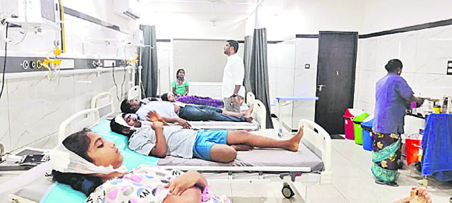 కాలువలోకి దూసుకెళ్లిన స్కూలు వ్యాన్ 1