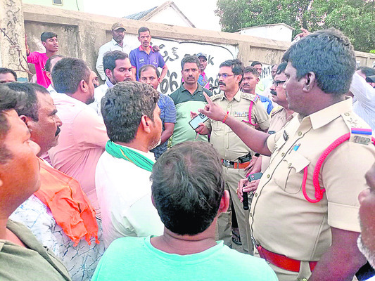 తల్లీకొడుకుల మృతితో రుద్రంగిలో ఉద్రిక్తం1