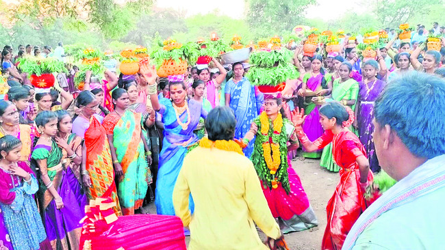 అల్మాజీపూర్లో బోనాల పండుగ
2