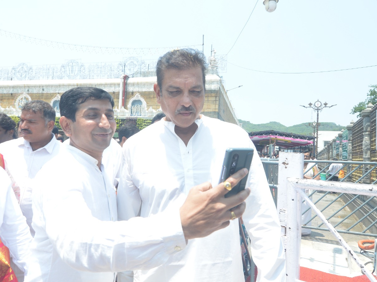 Ex Cricketer Ravi Shastri Visit Tirupati Temple Photos12