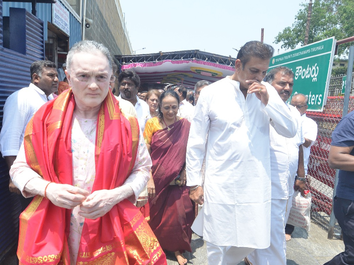 Ex Cricketer Ravi Shastri Visit Tirupati Temple Photos3