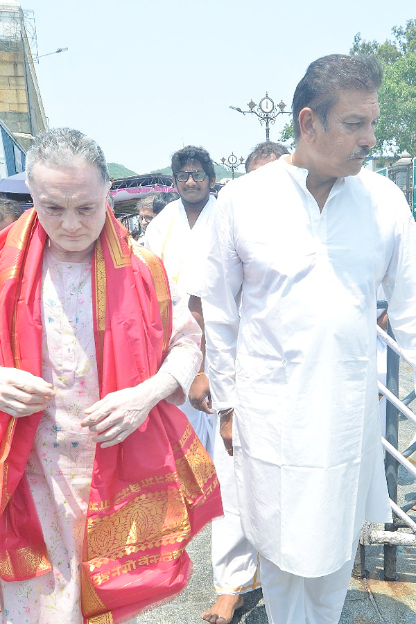 Ex Cricketer Ravi Shastri Visit Tirupati Temple Photos9
