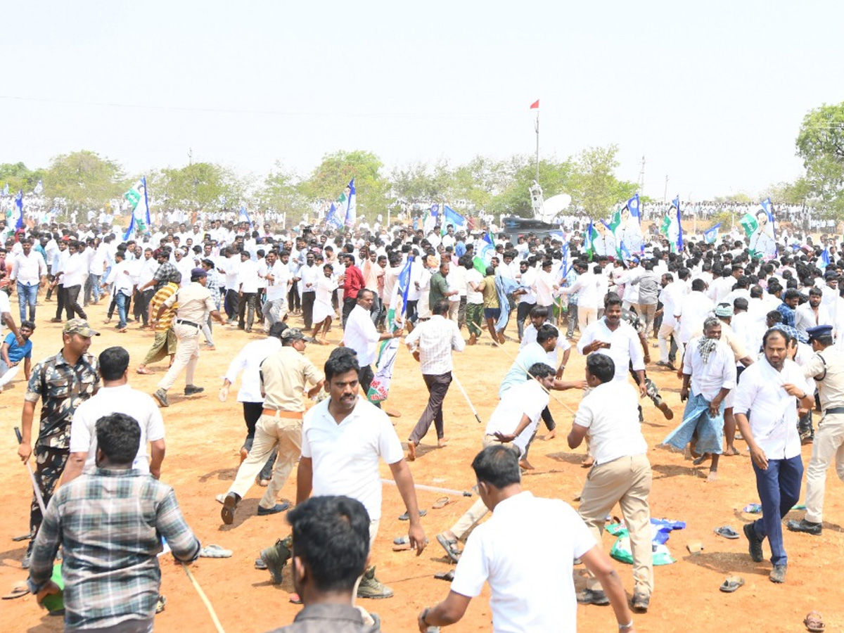 YS Jagan Consoles Kuruba Lingamaiah Family In Rapthadu Photos14