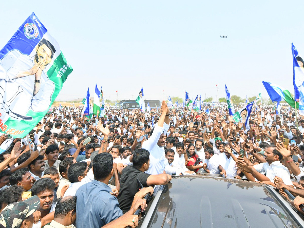 YS Jagan Consoles Kuruba Lingamaiah Family In Rapthadu Photos23