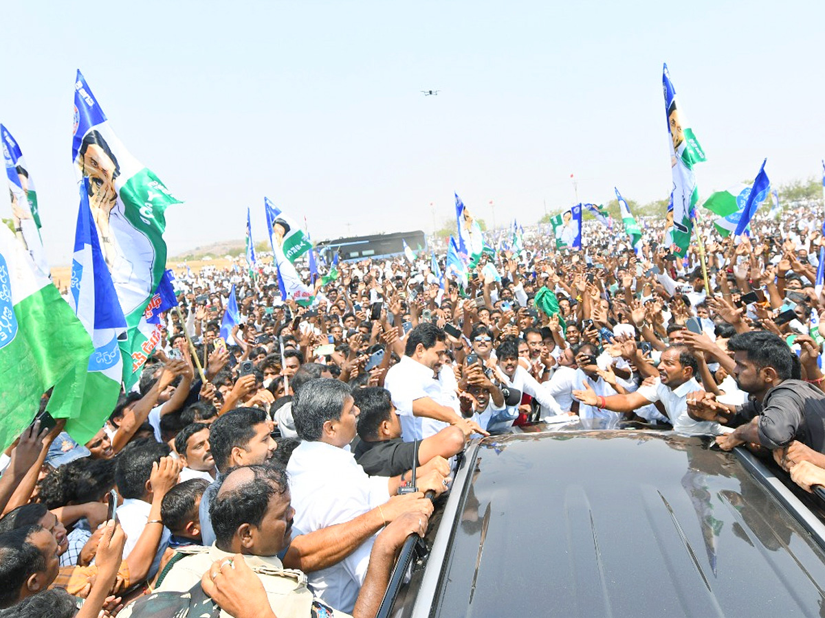 YS Jagan Consoles Kuruba Lingamaiah Family In Rapthadu Photos25
