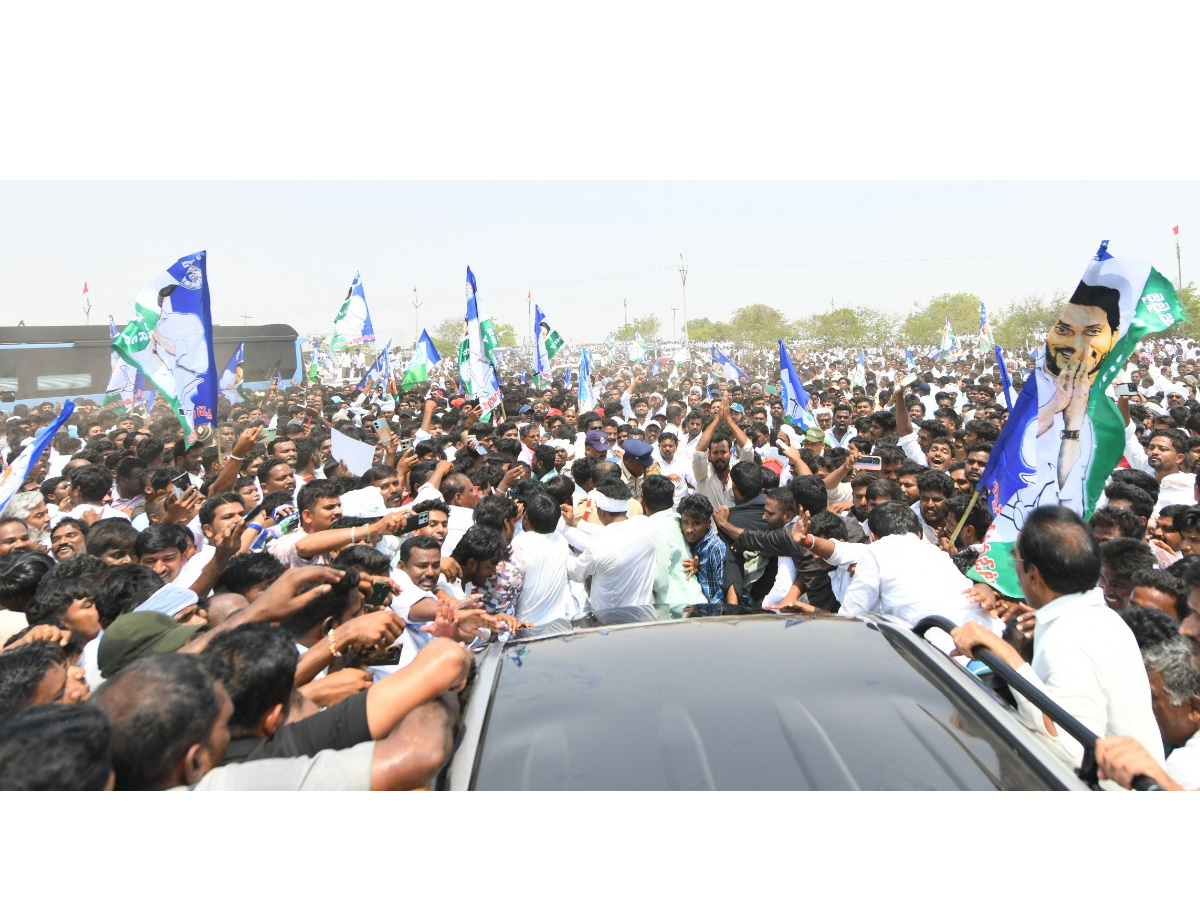 YS Jagan Consoles Kuruba Lingamaiah Family In Rapthadu Photos26