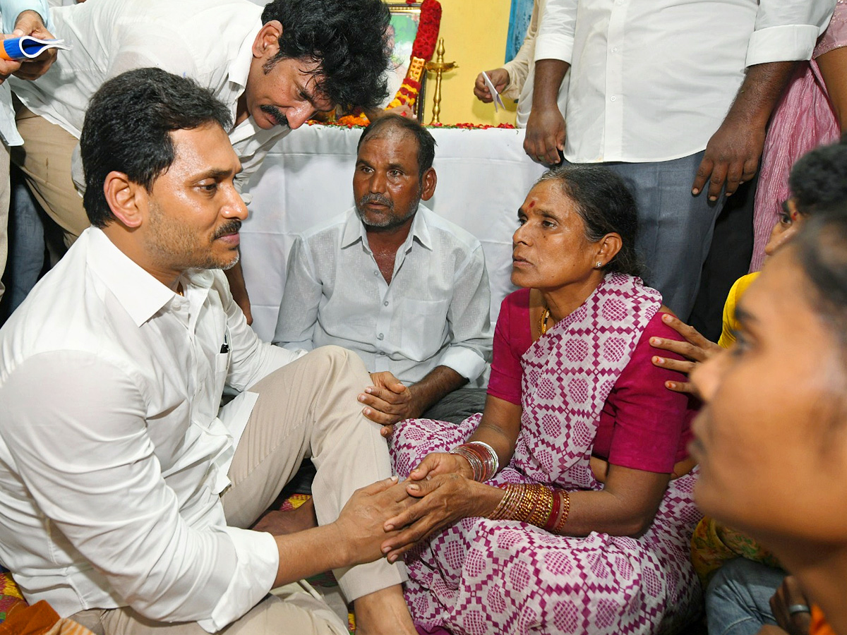 YS Jagan Consoles Kuruba Lingamaiah Family In Rapthadu Photos1