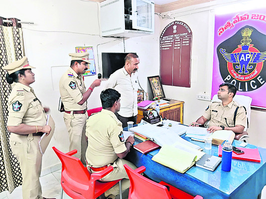 సబ్బవరం పోలీస్ స్టేషన్లో ఎస్పీ తుహిన్ సిన్హా 1